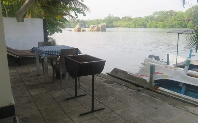 Lake Lane Guest Rest