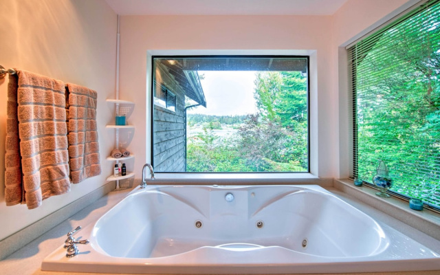 Waterfront Bainbridge Island Home: Stunning Views!