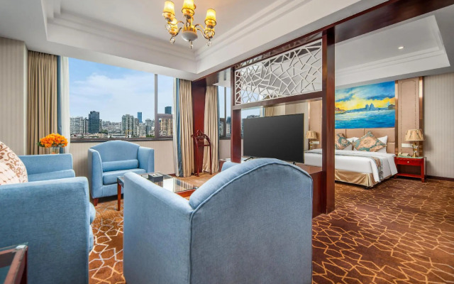 New Land Hotel