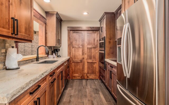 Breiding Upper Luxury Vacation At Windcliff 2 Bedroom Home by RedAwning