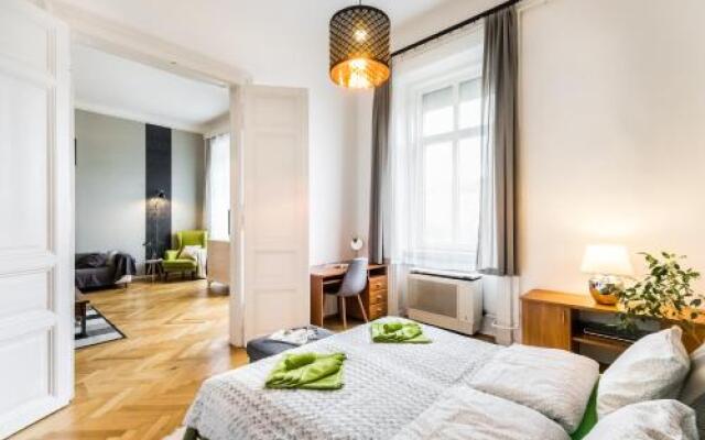 Park View Apartment with Sauna, A/C