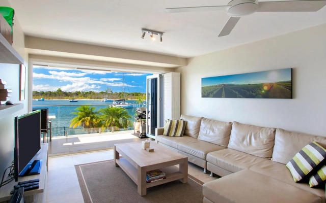 Commodore 1 Noosa Parade 80