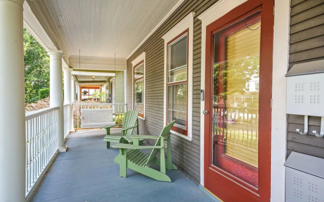 Uptown Minneapolis Home: Walk To Lakes!