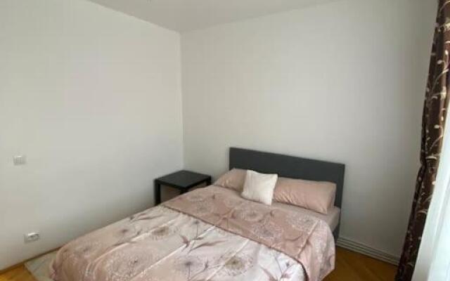 Lovely 1 bedroom cando with free parking.