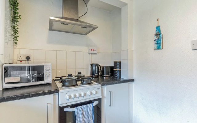 2 Bedroom Apartment - Parking, Wifi, Central