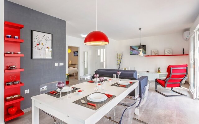 Elegant Villa With Swimming Pool in Pula Near Sea