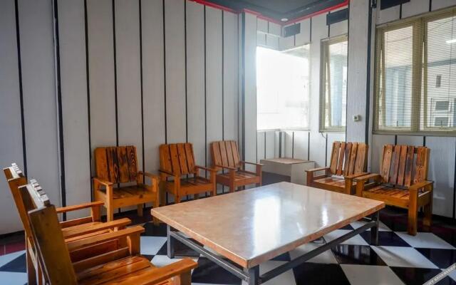 RedDoorz near Alun Alun Batu