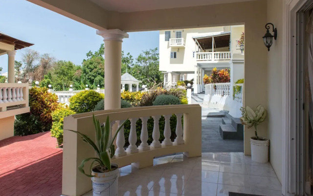 The Royal Kensington Villa