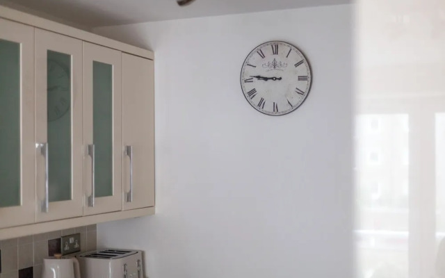 Trendy Flat in St Katharine