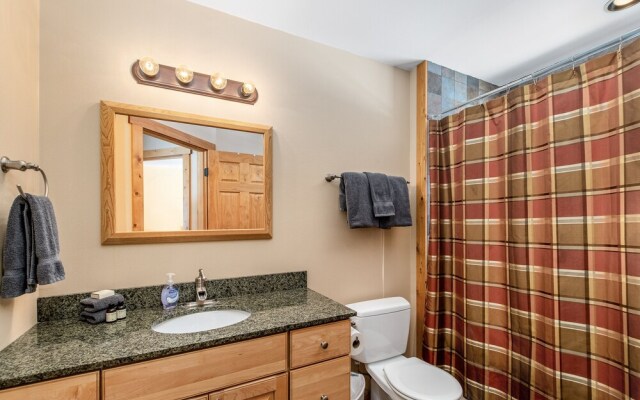 Peterson Acres 3 Bedroom Home by NW Comfy Cabins by RedAwning