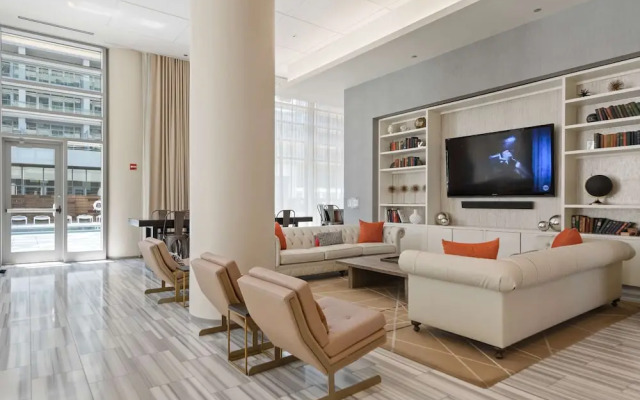 West Loop Luxe 2BR Balcony Skyline Views