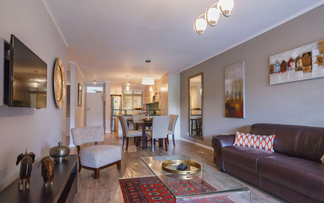 Cape Town City Accommodation - The Island Club