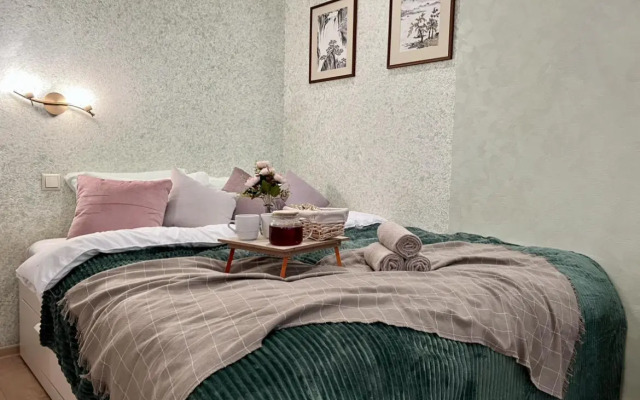 Диван и чемодан на улице Орджоникидзе