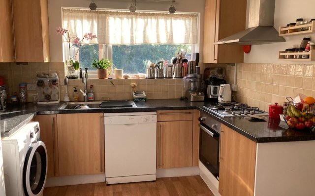 Stunning 3 -bed Semi Detached House in Cambridge