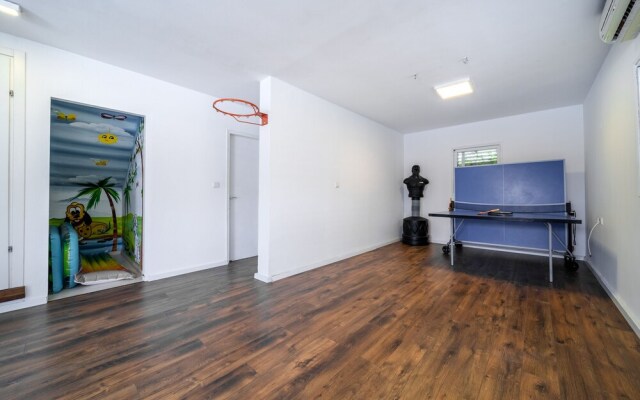 Spacious 4BD House w Pool in Hezliya