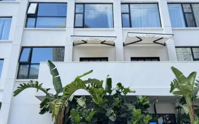 The  Ananas Hotel (Greenlake Branch)