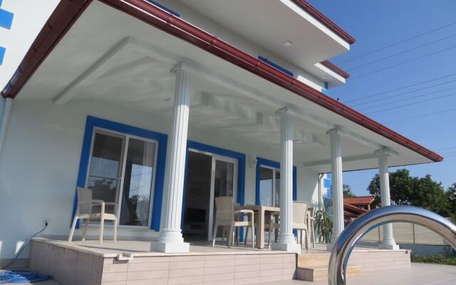 Villasleeps10-pool-bbq-mountainview-ac-parking