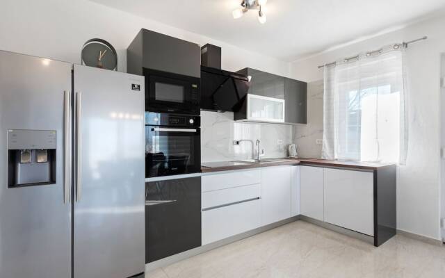 Bright Holiday Home in Jasenice With Beach Nearby