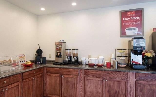 Econo Lodge Inn & Suites Farmington