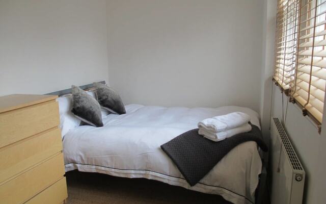 Amazing Two Bed Cottage in Victoria Park Village