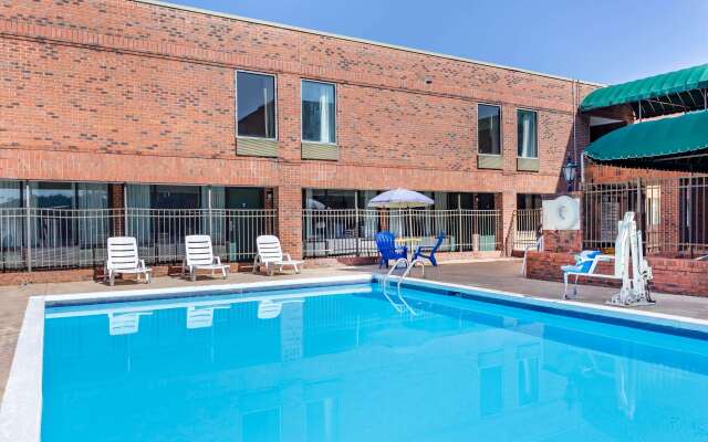 Days Inn & Suites by Wyndham Rocky Mount Golden East