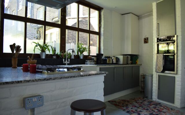2 Bedroom Loft Style House In Central Islington