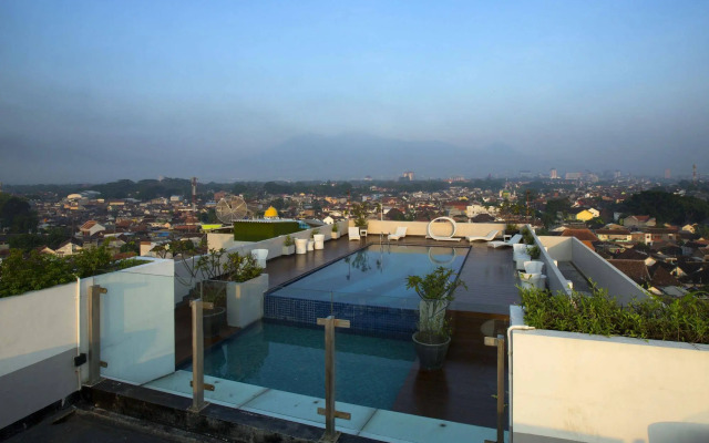 Ascent Hotel and Cafe