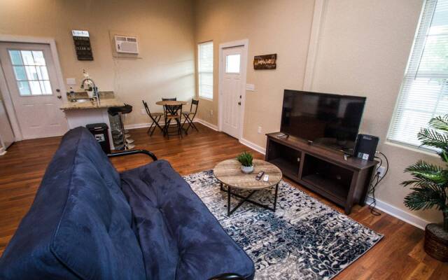 3BR/2BA Remodeled Apartment Near Downtown