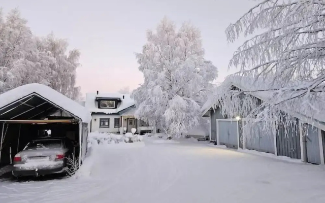 Cozy 3BR Riverside House with Sauna