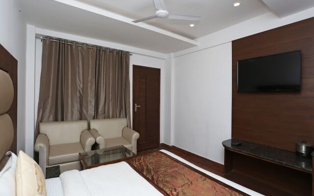 OYO 15210 Hotel Aashna