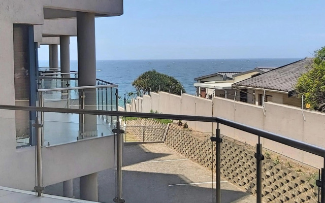 Whale Rock, Modern Beachfront Apartment