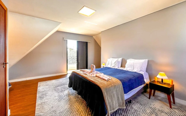 Casa com 4 Su tes Jacuzzi e Lareira Externa