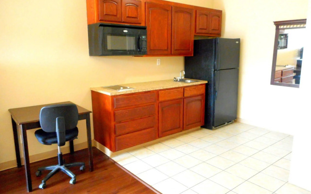 Crossroads Inn & Suites