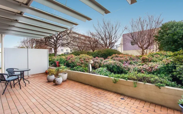 Madecomfy Spacious Canberra Living With Courtyard