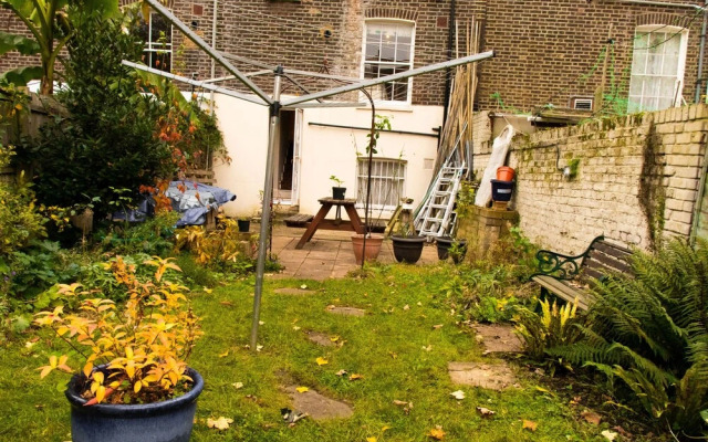 Trendy Two Bed Apartment With Private Garden