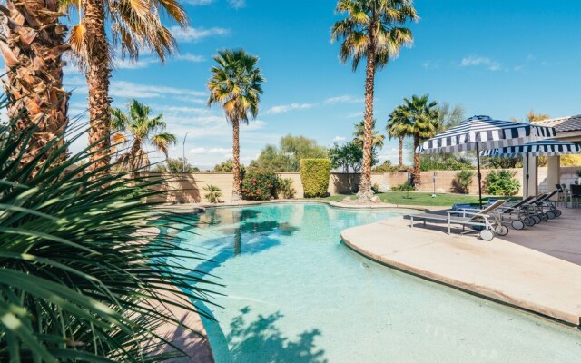 Swaying Leaf by AvantStay