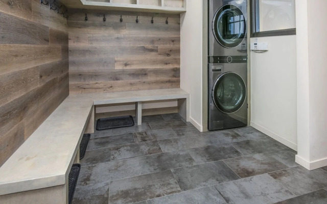 814 Eagle Dr. 4 Bedroom Home by RedAwning