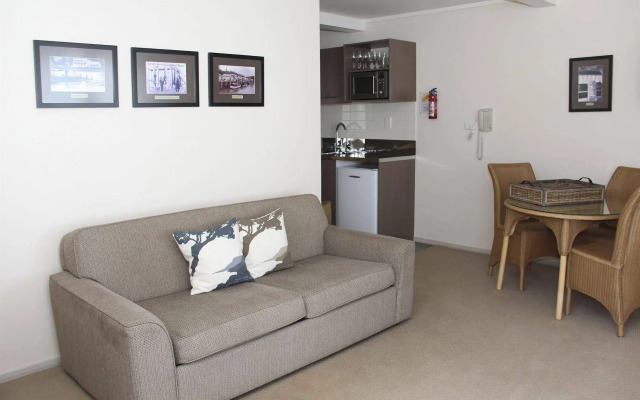 Hananui Lodge and Apartments