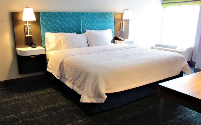 Hampton Inn & Suites Newtown