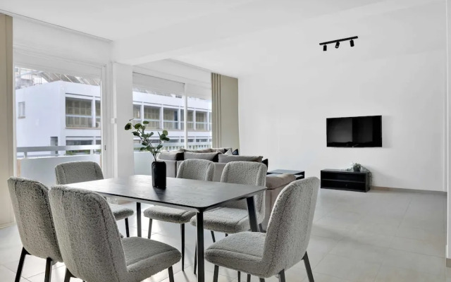 Phaedrus Living: Romanou Modern City Center Flat