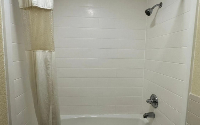 Rodeway Inn & Suites Highway 290 Northwest