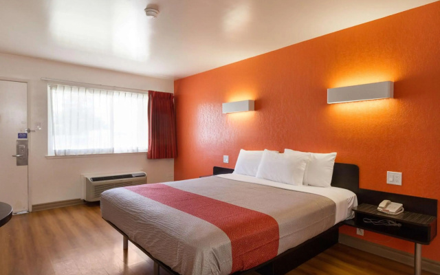 Motel 6 Claremont, CA