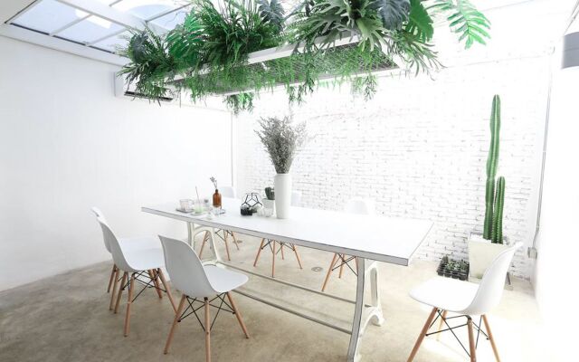 Flat White Cafe x Poshtel
