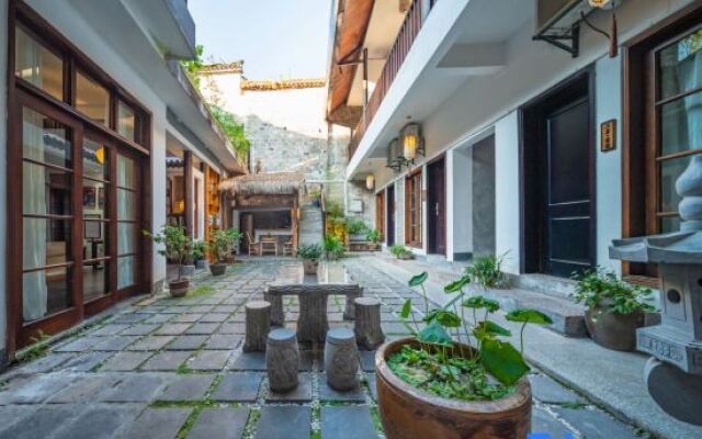 Fenghuang Dengli Courtyard Inn (East Gate of the Ancient City)