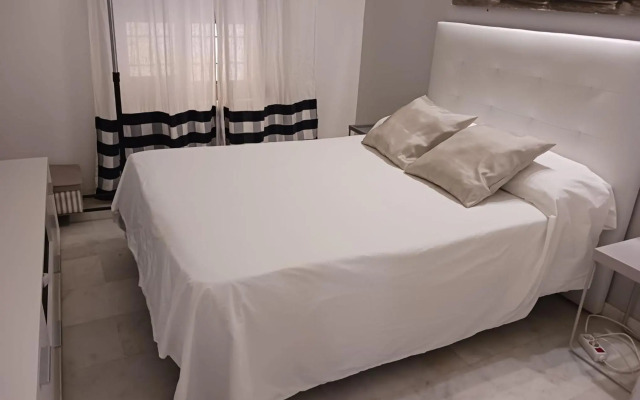 Las Columnas De Adriano. Calle Mármoles, 5