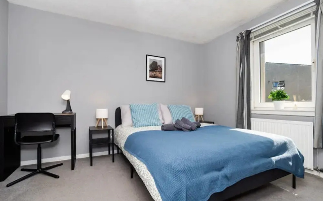 2 Bedroom Flat - Free Parking