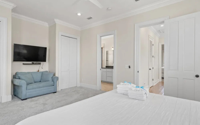Luxury Home Steps From Beach in Gated Community