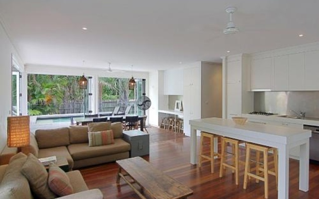 Byron Bay Accom 77 Butler Street, Byron Bay - Lantana Beach House – Guest Rooms – Byron Bay