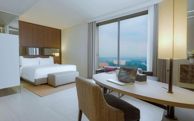 Whiz Luxe Hotel Spazio Surabaya