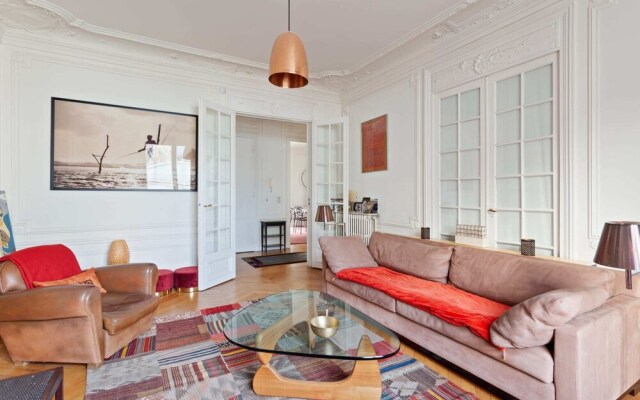 Beautiful Lavish Apartment for 6 in Paris VII by Guestready